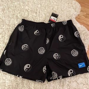 Nike women’s sportswear yin yang shorts sz L